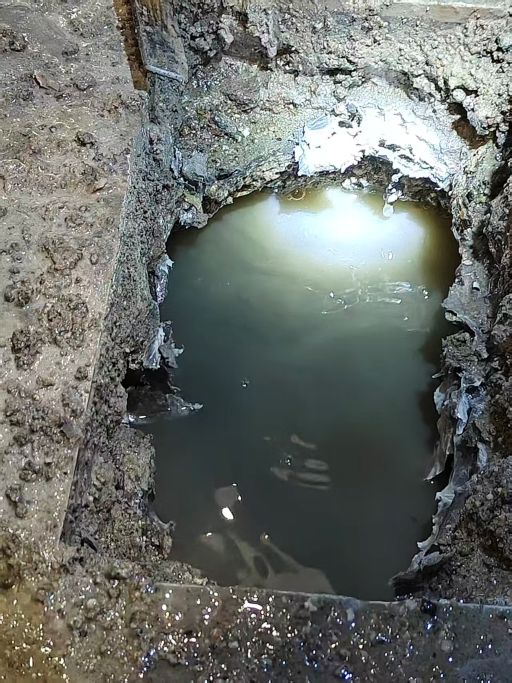 卫生间只做底层防水，瓷砖下可能暗藏“污水池”！(图1)