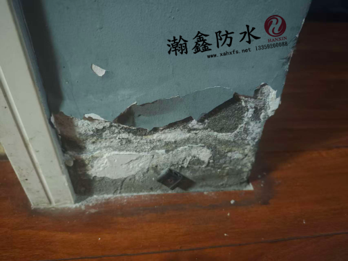 所有业主警惕！卫生间墙皮起皮返碱，竟是美缝胶惹的祸？(图1)