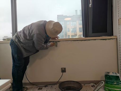 ​《飘窗漏水，为什么我从不劝你“外面打胶”？一位35年防水老师的“窗台分水理论”》(图1)