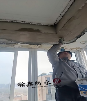 飘窗漏水：顶上做了好几次防水都没用，最后发现水是从瓷砖后面绕下来的(图1)