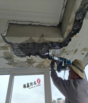 飘窗漏水：顶上做了好几次防水都没用，最后发现水是从瓷砖后面绕下来的(图2)