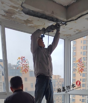 飘窗漏水：顶上做了好几次防水都没用，最后发现水是从瓷砖后面绕下来的(图3)