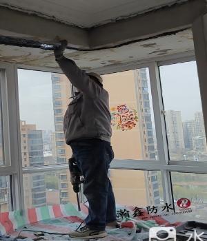 飘窗漏水：顶上做了好几次防水都没用，最后发现水是从瓷砖后面绕下来的(图4)