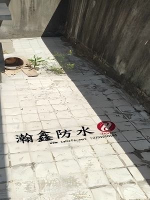 屋顶地砖缝漏水怎么修？不砸砖、不铲地，四道工序管二三十年(图3)