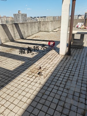 屋顶地砖缝漏水怎么修?不砸砖、不铲地,四道工序管二三十年(图4) 屋顶地砖缝漏水怎么修?不砸砖、不铲地,四道工序管二三十年(图4)