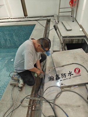 游泳池漏水怎么修?溢水沟刷了好几遍防水,水照样漏(图3) 游泳池漏水怎么修?溢水沟刷了好几遍防水,水照样漏(图3)