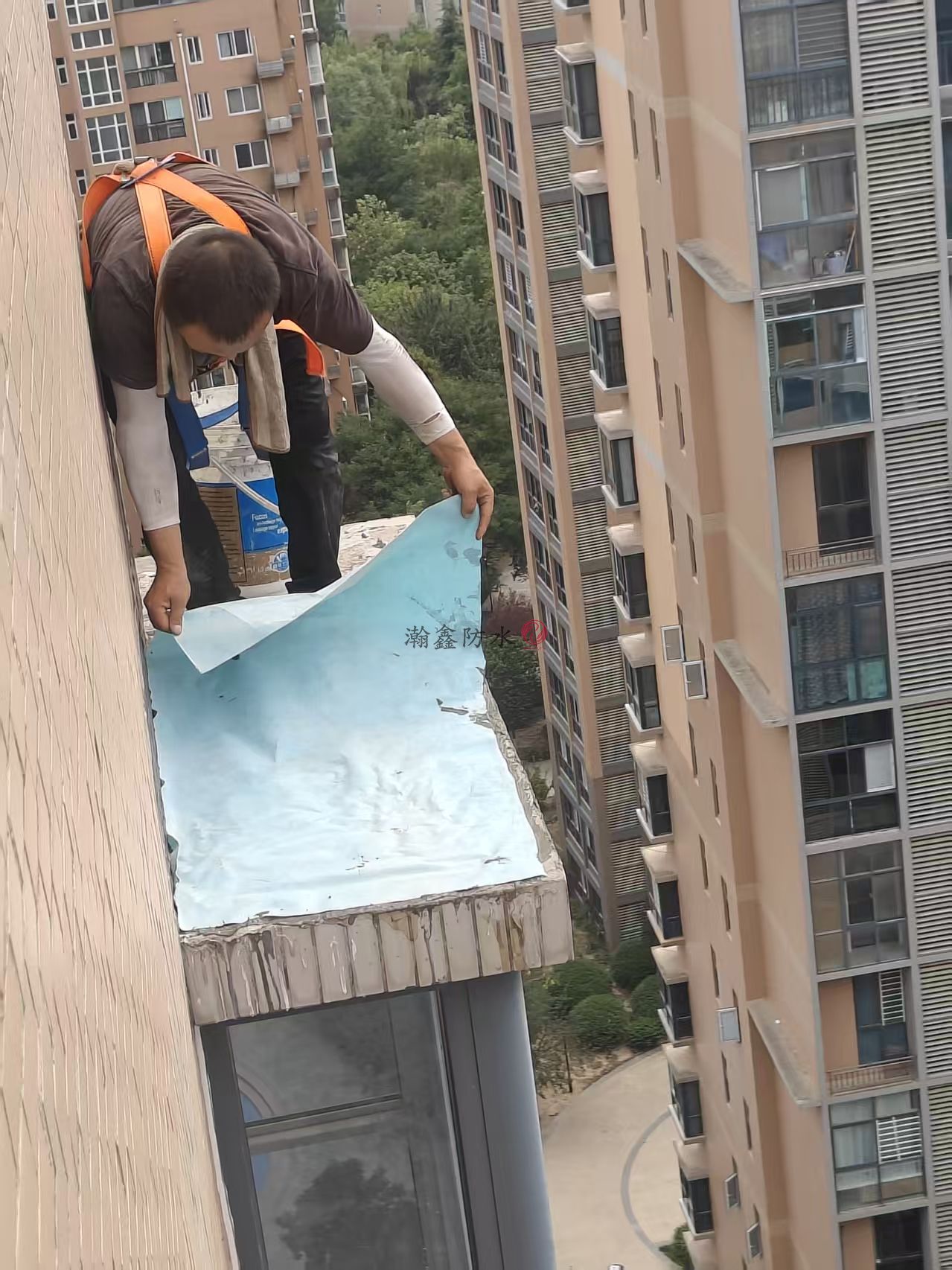 飘窗漏水怎么修?不一定是飘窗的事,得找到真正的漏水源头(图1) 飘窗漏水怎么修?不一定是飘窗的事,得找到真正的漏水源头(图1)