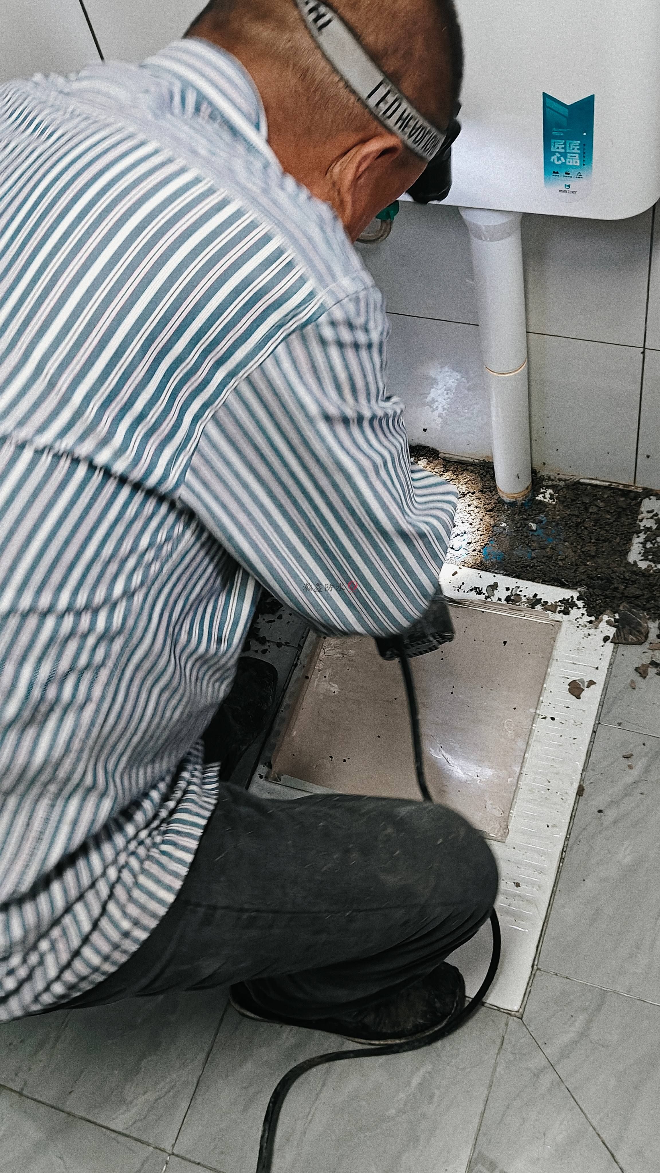 蹲便器漏水怎么修?光在表面做防水没用,得把整个问题看明白才能修好(图2) 蹲便器漏水怎么修?光在表面做防水没用,得把整个问题看明白才能修好(图2)