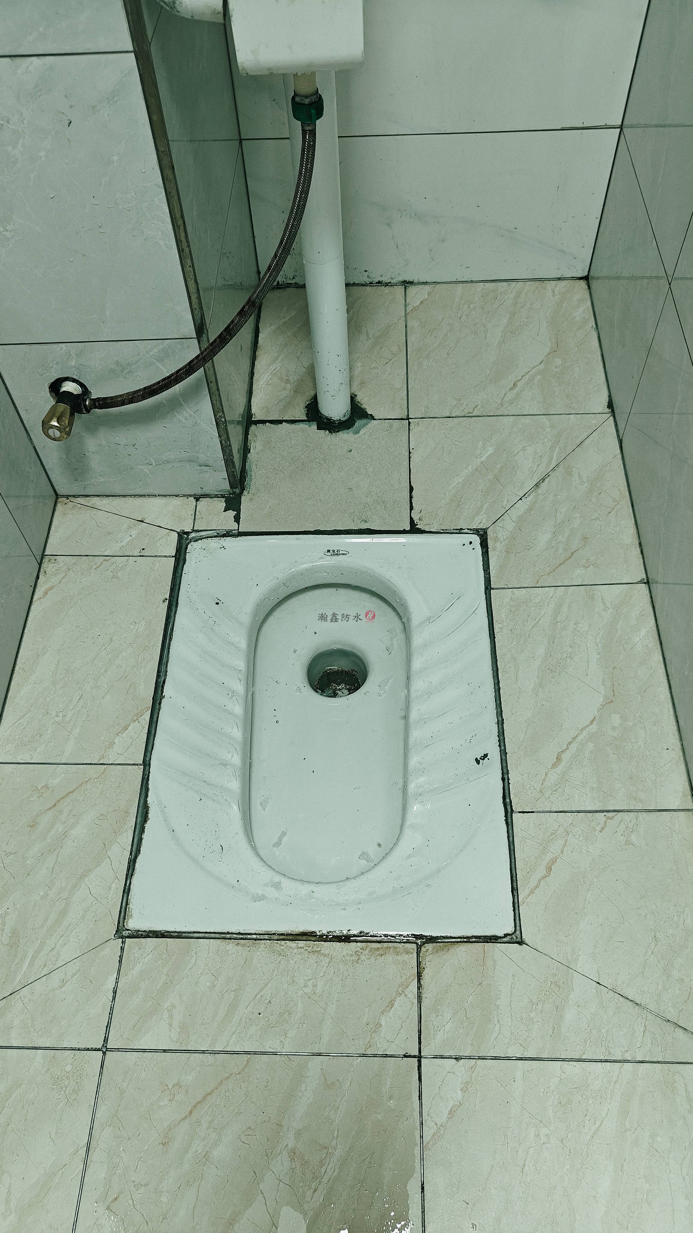 蹲便器漏水怎么修?光在表面做防水没用,得把整个问题看明白才能修好(图7) 蹲便器漏水怎么修?光在表面做防水没用,得把整个问题看明白才能修好(图7)